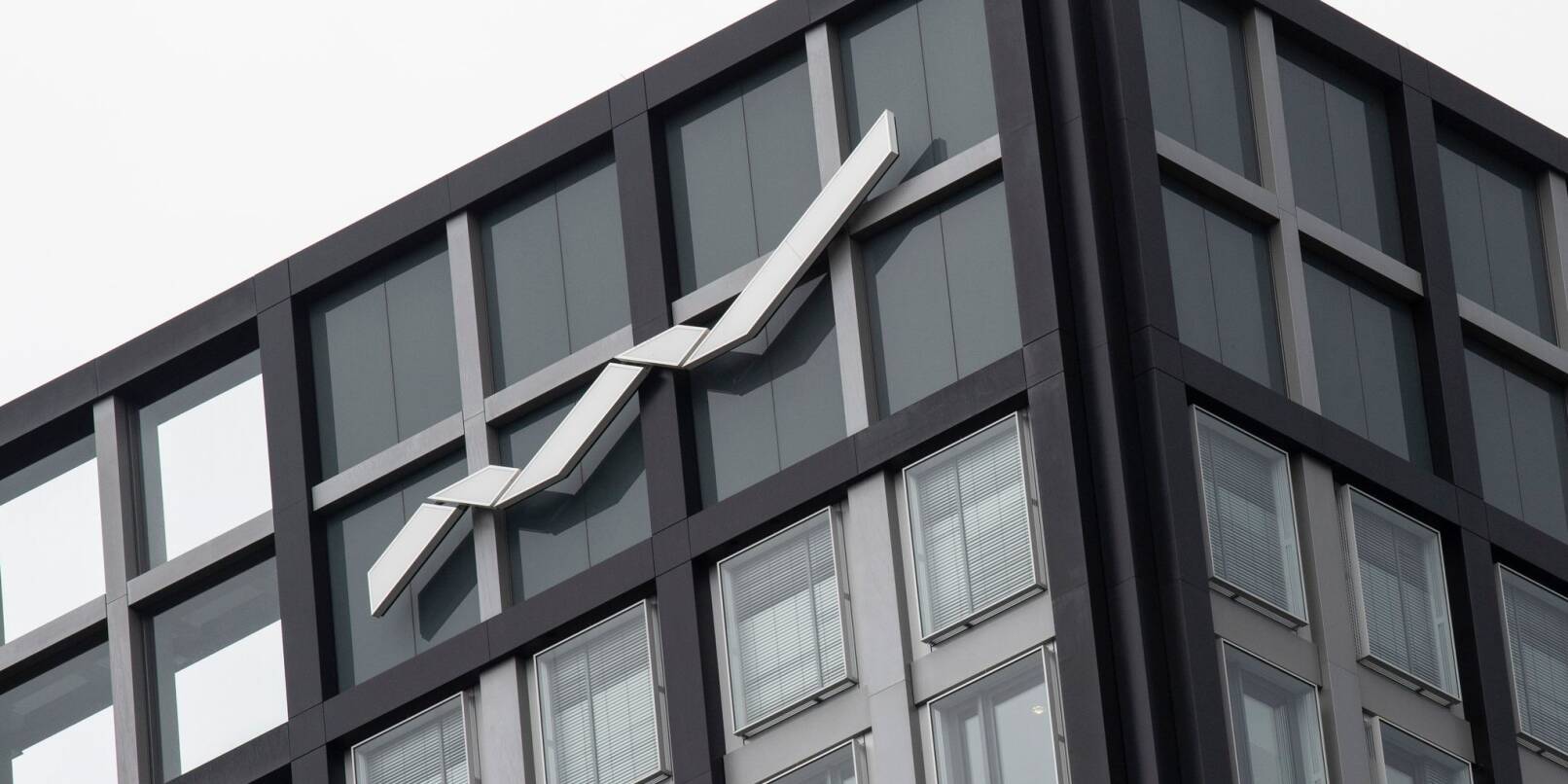 Das Logo der Deutschen Börse AG an der Fassade am Hauptsitz in Frankfurt am Main.