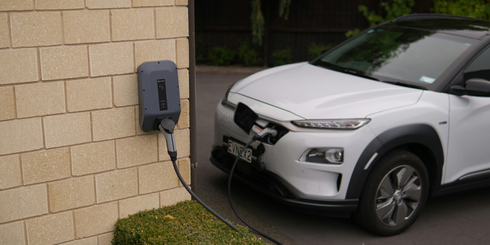 Ein E-Auto wird geladen. Ein E-Auto wird geladen.