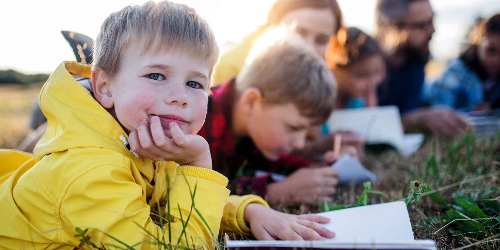 Erziehung ist heute eine Gemeinschaftsaufgabe: Eltern, Pädagogen und Großeltern tragen gemeinsam dazu bei, Kinder in einer zunehmend komplexen Welt zu unterstützen. Erziehung ist heute eine Gemeinschaftsaufgabe: Eltern, Pädagogen und Großeltern tragen gemeinsam dazu bei, Kinder in einer zunehmend komplexen Welt zu unterstützen.