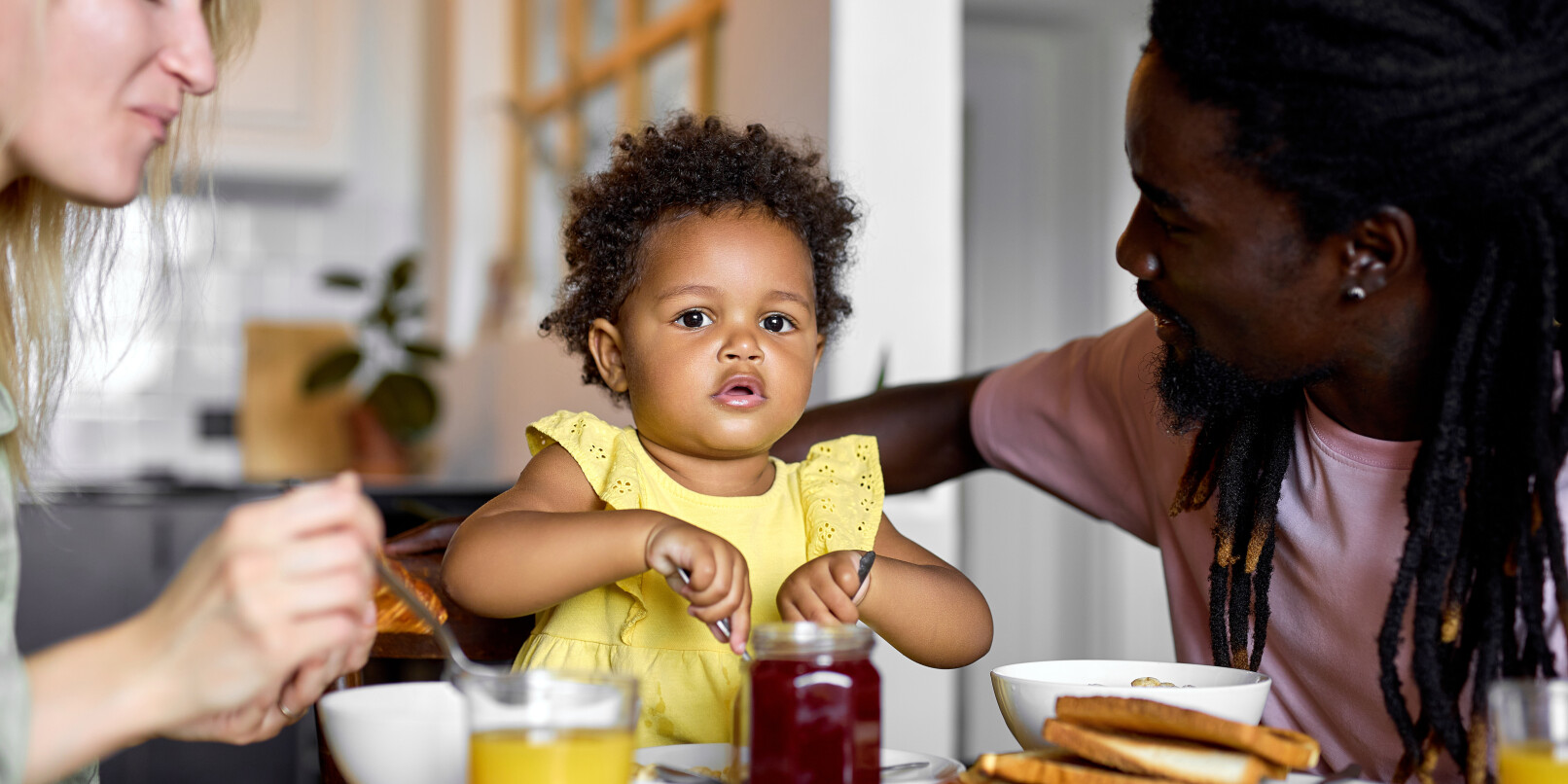 Elternschaft wird in Deutschland als Privatsache behandelt, dabei betrifft gelingende Erziehung uns alle. Elternschaft wird in Deutschland als Privatsache behandelt, dabei betrifft gelingende Erziehung uns alle.