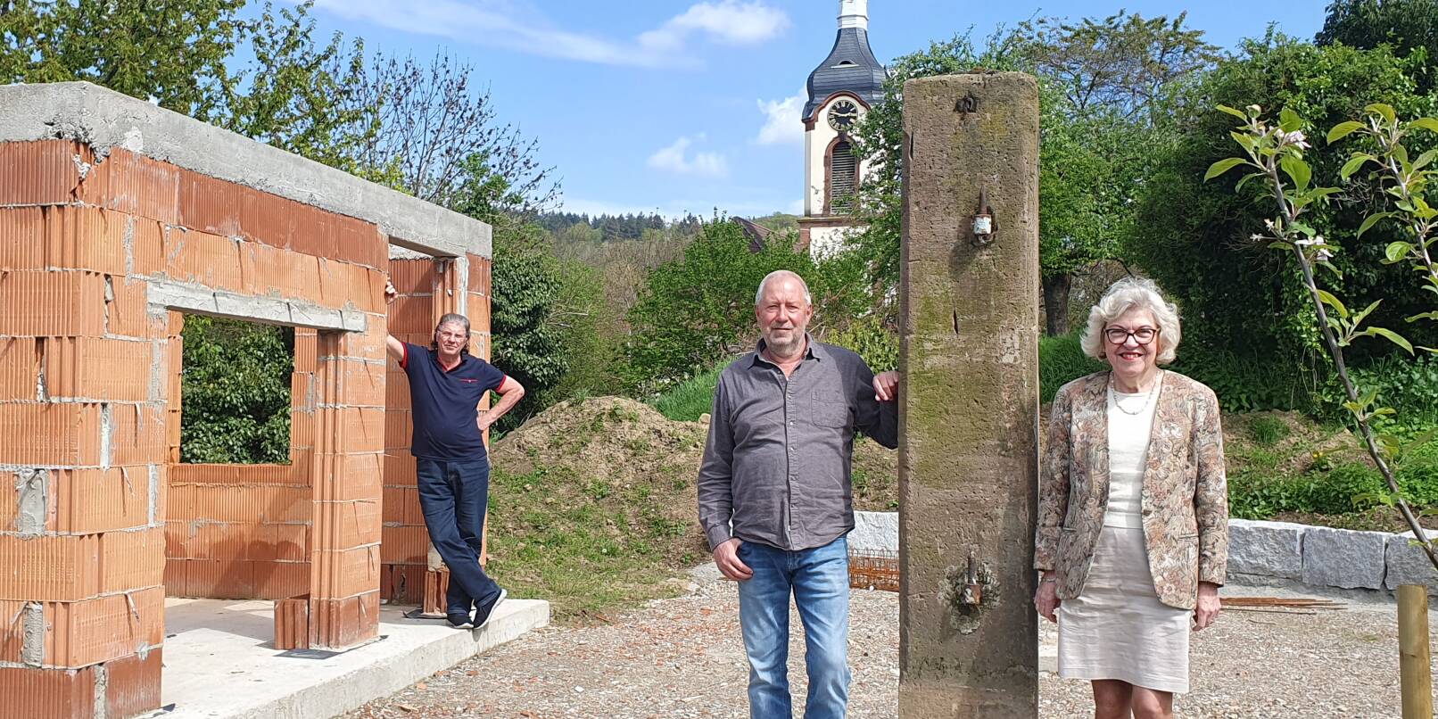 Noch ist das Backhaus im Rohbau, doch schon 2024 soll es genutzt werden. Nicht nur zum Backen, sondern auch als Ort für kulturelle Veranstaltungen. Norbert Kramer, Architekt Michael Metz und Ortsvorsteherin Doris Falter (von links) hoffen zur Realisierung auf Spenden aus der Bevölkerung. Noch ist das Backhaus im Rohbau, doch schon 2024 soll es genutzt werden. Nicht nur zum Backen, sondern auch als Ort für kulturelle Veranstaltungen. Norbert Kramer, Architekt Michael Metz und Ortsvorsteherin Doris Falter (von links) hoffen zur Realisierung auf Spenden aus der Bevölkerung.