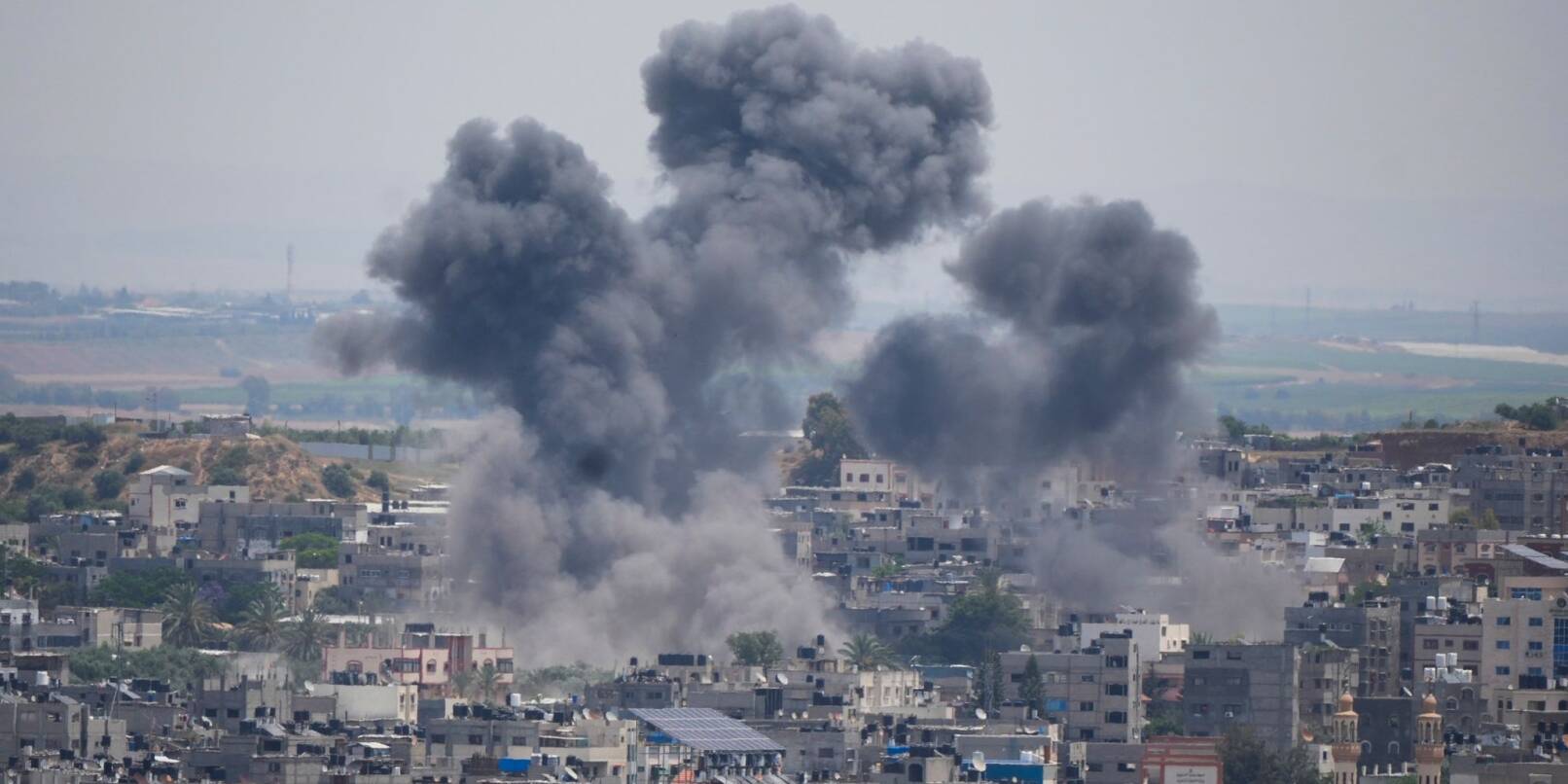 Nach heftigem Raketenbeschuss hat Israels Luftwaffe erneut Ziele der militanten Palästinenserorganisation Islamischer Dschihad im Gazastreifen angegriffen.