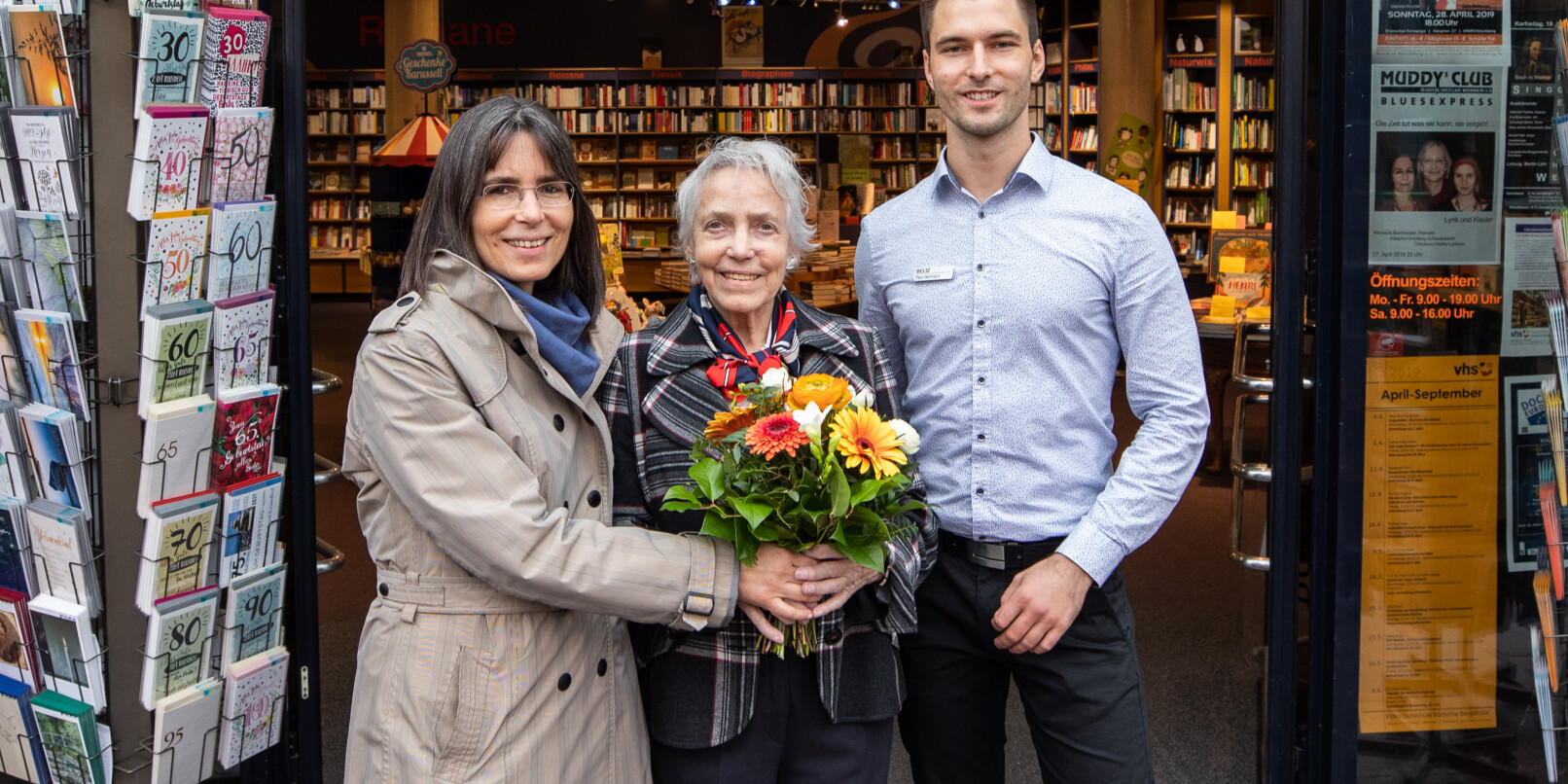 2019 war Hildegard Beltz Rübelmann (Mitte) dabei, als ihr Enkel Paul Herrmann die Geschäftsführung der Buchhandlung übernahm. Links im Bild: Marianne Rübelmann, Geschäftsführerin der Verlagsgruppe Beltz. 2019 war Hildegard Beltz Rübelmann (Mitte) dabei, als ihr Enkel Paul Herrmann die Geschäftsführung der Buchhandlung übernahm. Links im Bild: Marianne Rübelmann, Geschäftsführerin der Verlagsgruppe Beltz.