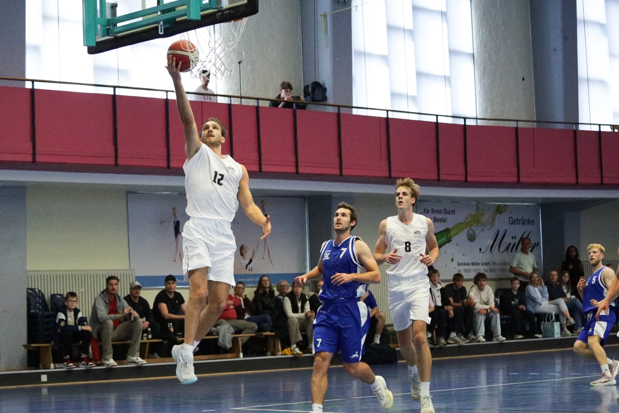 Mit 20 Punkten Vorsprung: Sharks holen Auswärtssieg in Regionalliga