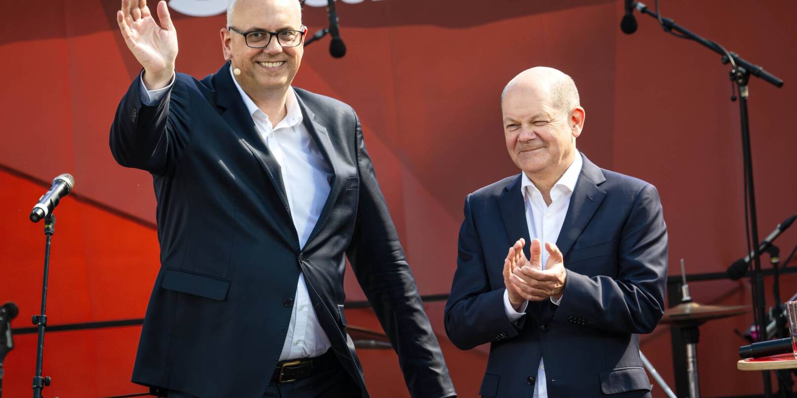 Bremens Andreas Bovenschulte (l) erhält Wahlkampfunterstützung von Bundeskanzler Olaf Scholz.