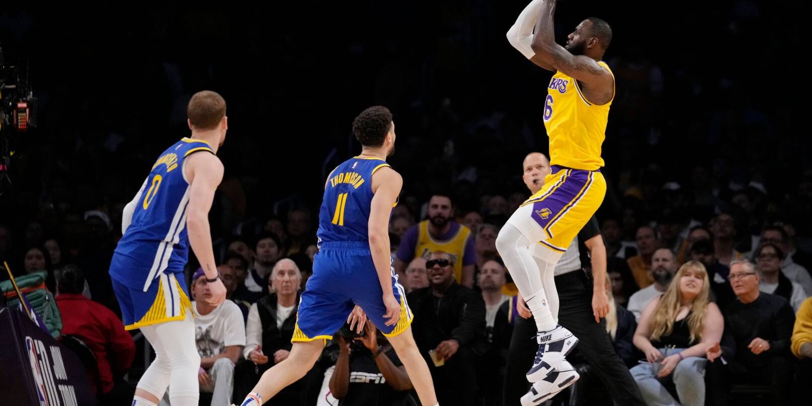 Los Angeles Lakers-Forward LeBron James (r) wirft über Golden State Warriors-Guard Klay Thompson (11).
