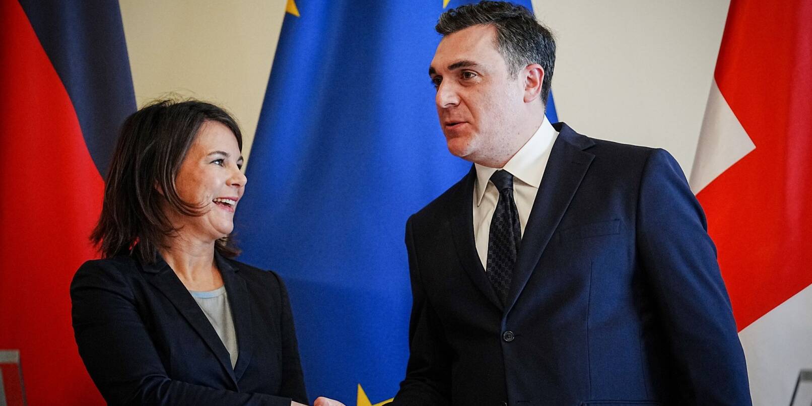 Handschlag in Tiflis: Bundesaußenministerin Annalena Baerbock und ihr georgischer Amtskollege Ilia Dartschiaschwili.