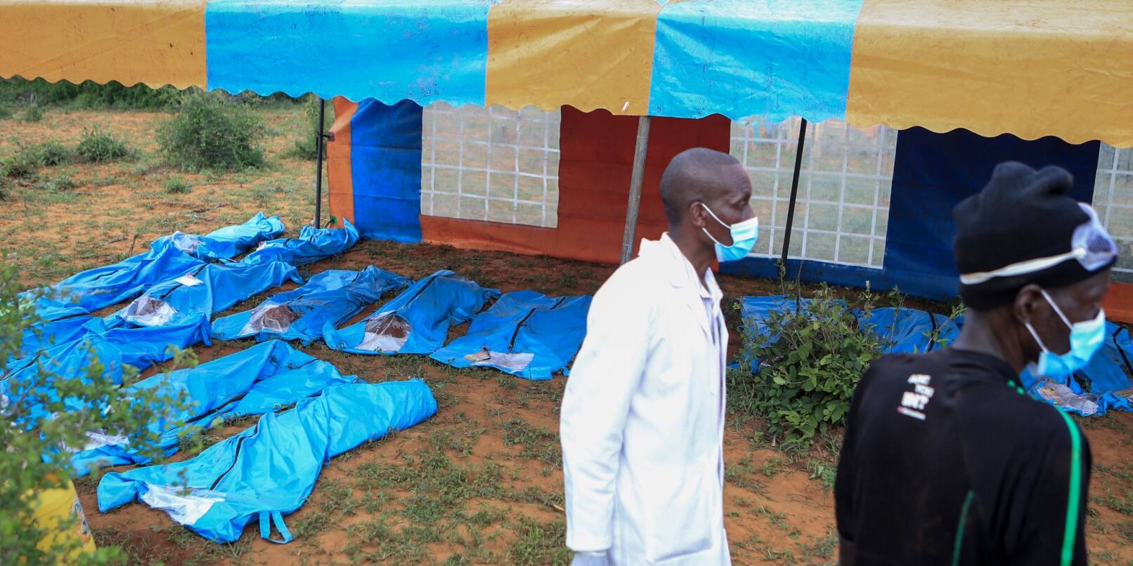 Exhumierte Leichen von Opfern einer «Hungersekte» in Kenia werden aufgebahrt.