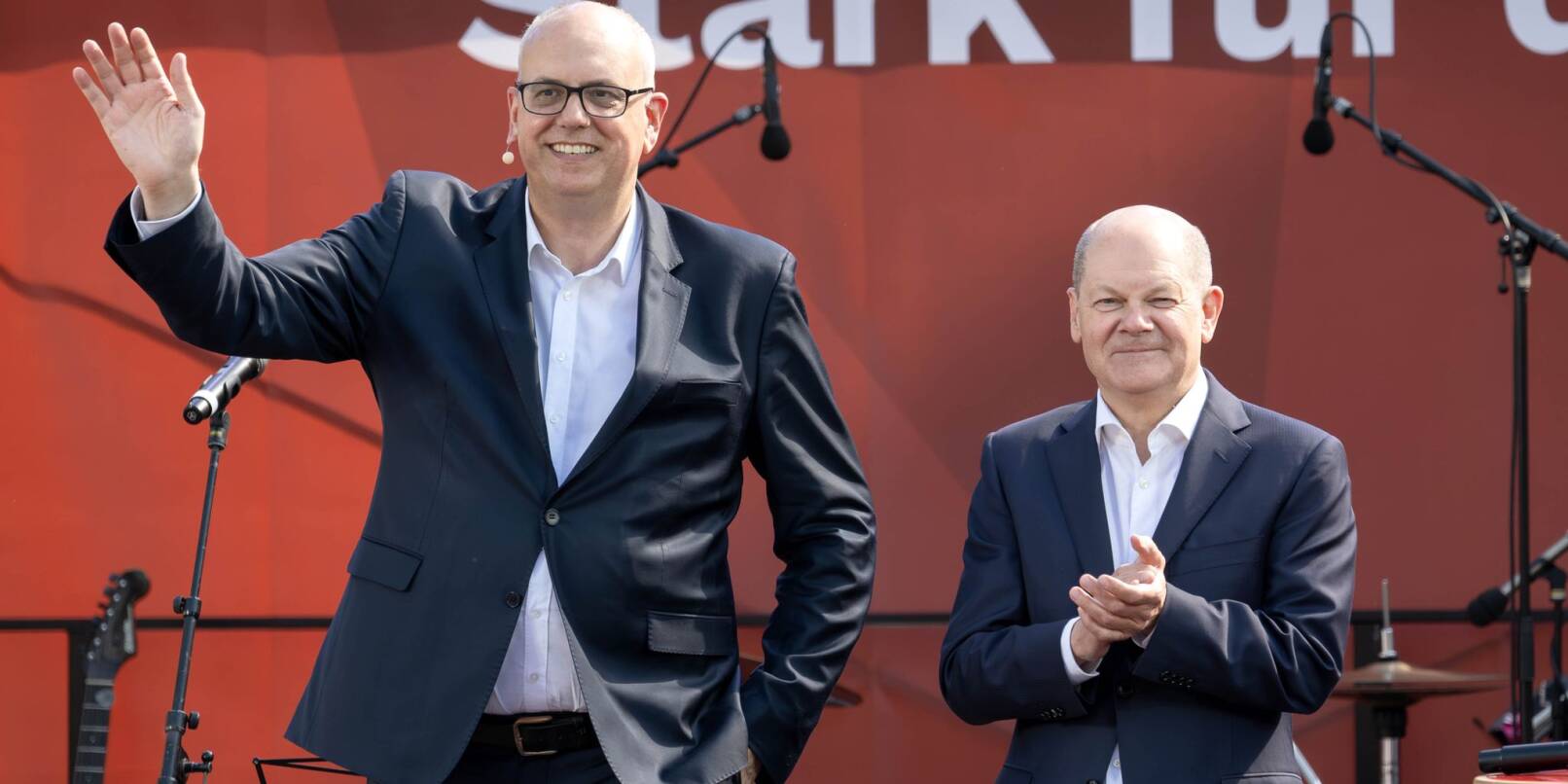 Olaf Scholz (r.), Bundeskanzler, und Andreas Bovenschulte, Bürgermeister von Bremen und Spitzenkandidat der SPD.