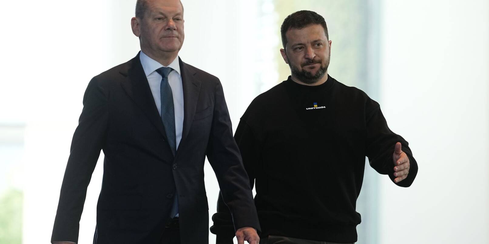 Wolodymyr Selenskyj und Olaf Scholz (r, SPD) kommen zu einer Pressekonferenz.
