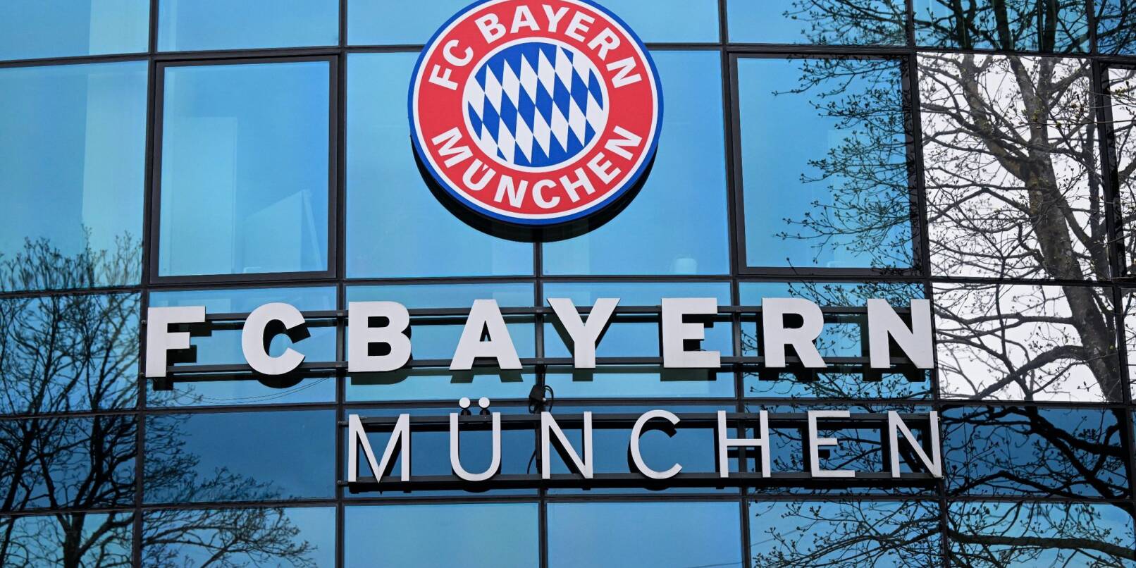 Das Logo vom FC Bayern München ist am Vereinsgelände an der Säbener Straße zu sehen.
