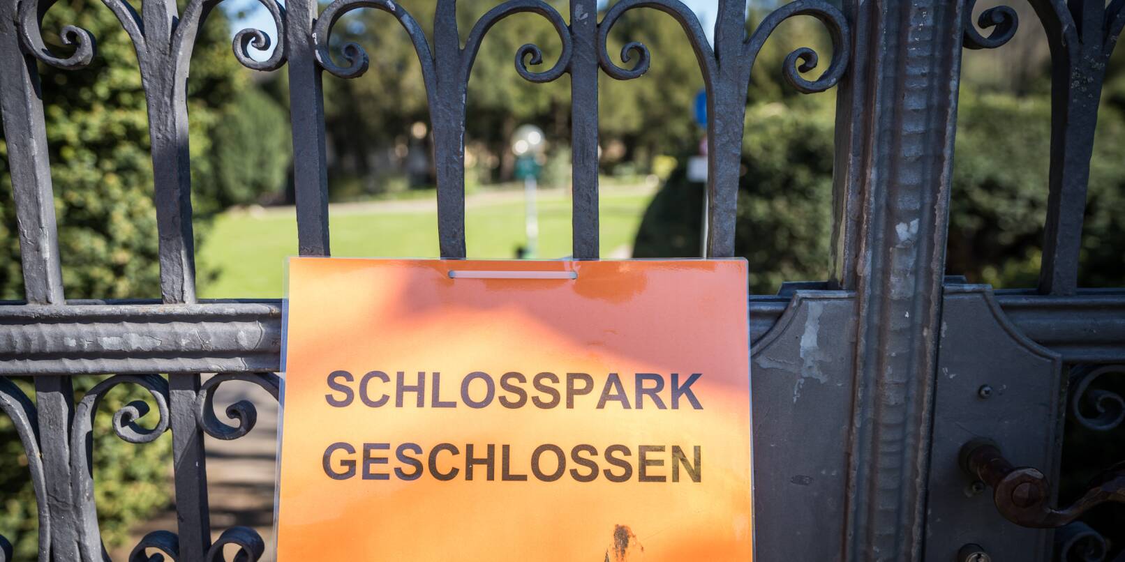 Wieder geschlossene Tore wie im Jahr 2020, als dieses Foto entstand: Besucher werden zu bestimmten Zeiten nicht mehr im Schlosspark flanieren können.