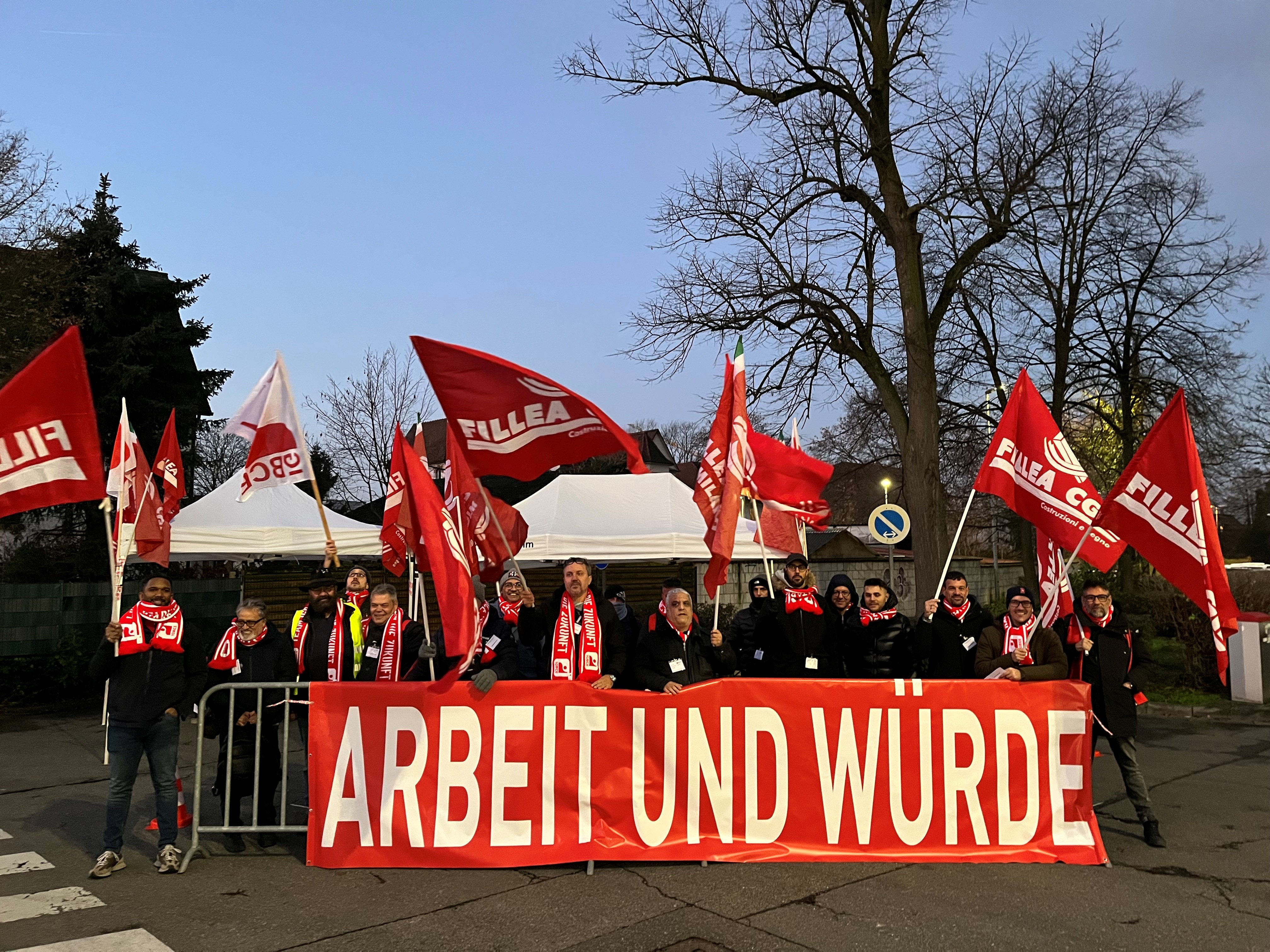 Protest bei Freudenberg: Italienische Belegschaft kämpft in Weinheim für ...