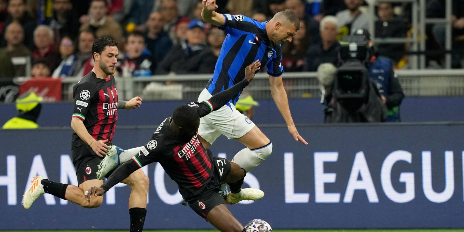 Fikayo Tomori (M) vom AC Mailand gegen Edin Dzeko (r) von Inter Mailand.
