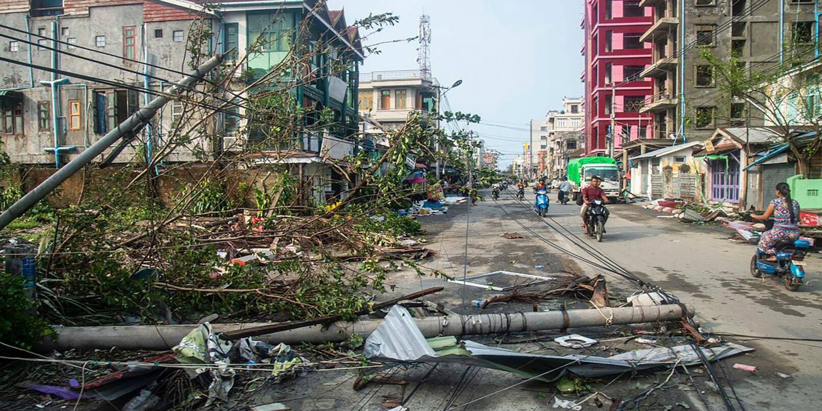 Der Zyklon hat in Sittwe (Myanmar) Laternenpfähle und Bäume niedergerissen.