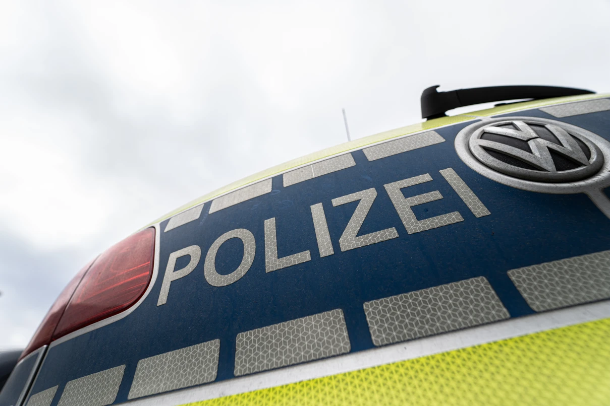 Mannheim: Tire blowout - | Car crashes into gas station