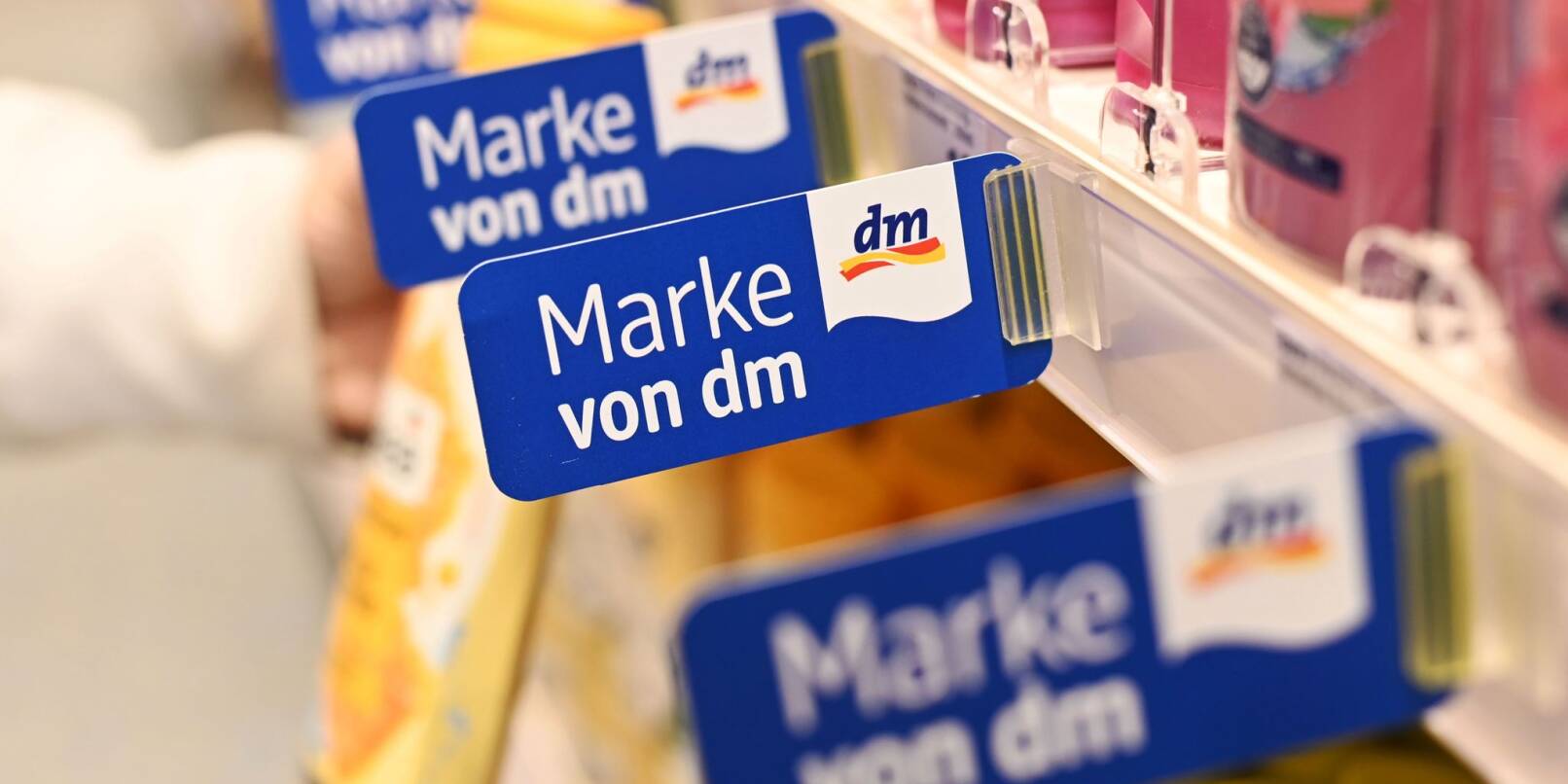 «Marke von dm» steht auf einem kleinen Schild an einem Regal in einer Filiale der Drogeriemarktkette.