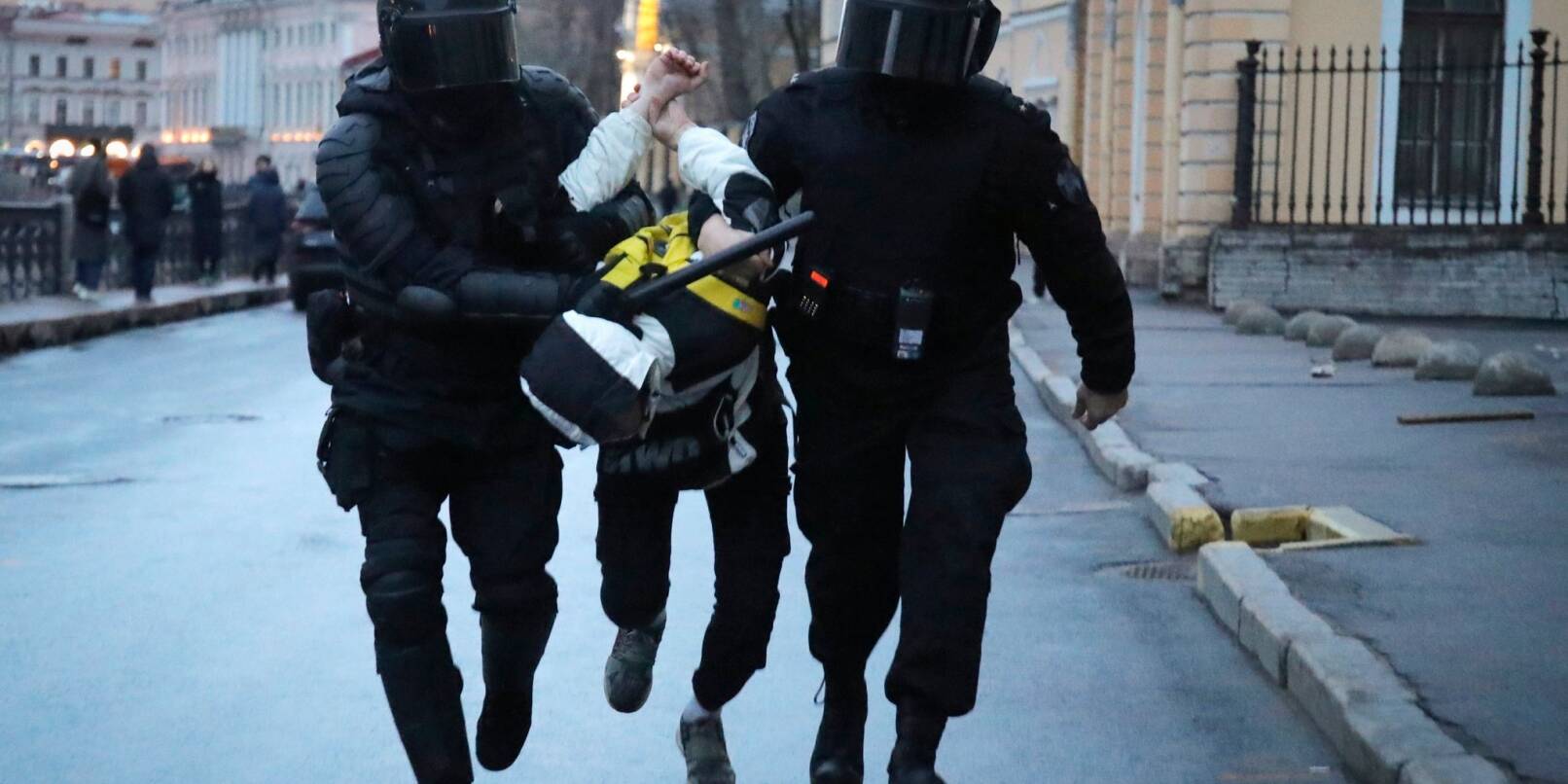 Polizisten verhaftet einen Mann während eines Protestes zur Unterstützung des inhaftierten Oppositionsführers Nawalny.