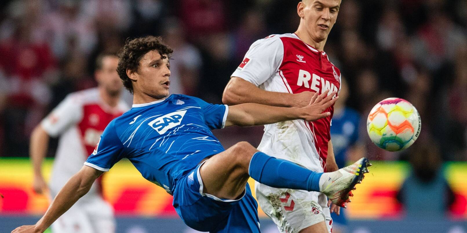 Kölns Florian Dietz (r) und Hoffenheims Eduardo Quaresma kämpfen um den Ball.