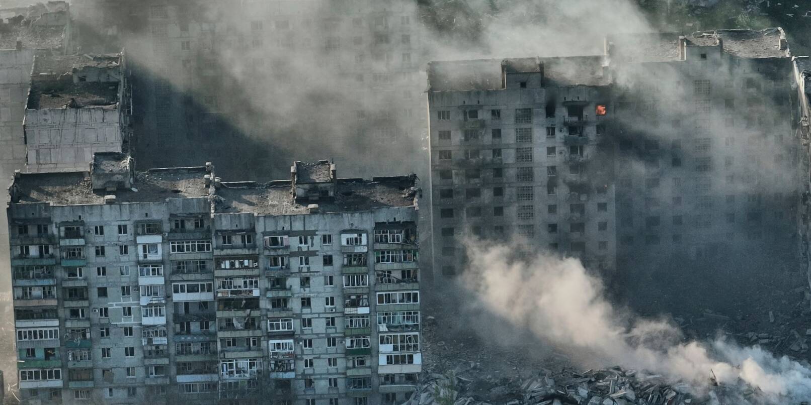 Rauch steigt aus Gebäuden in der schwer umkämpften Stadt Bachmut im Osten der Ukraine auf.