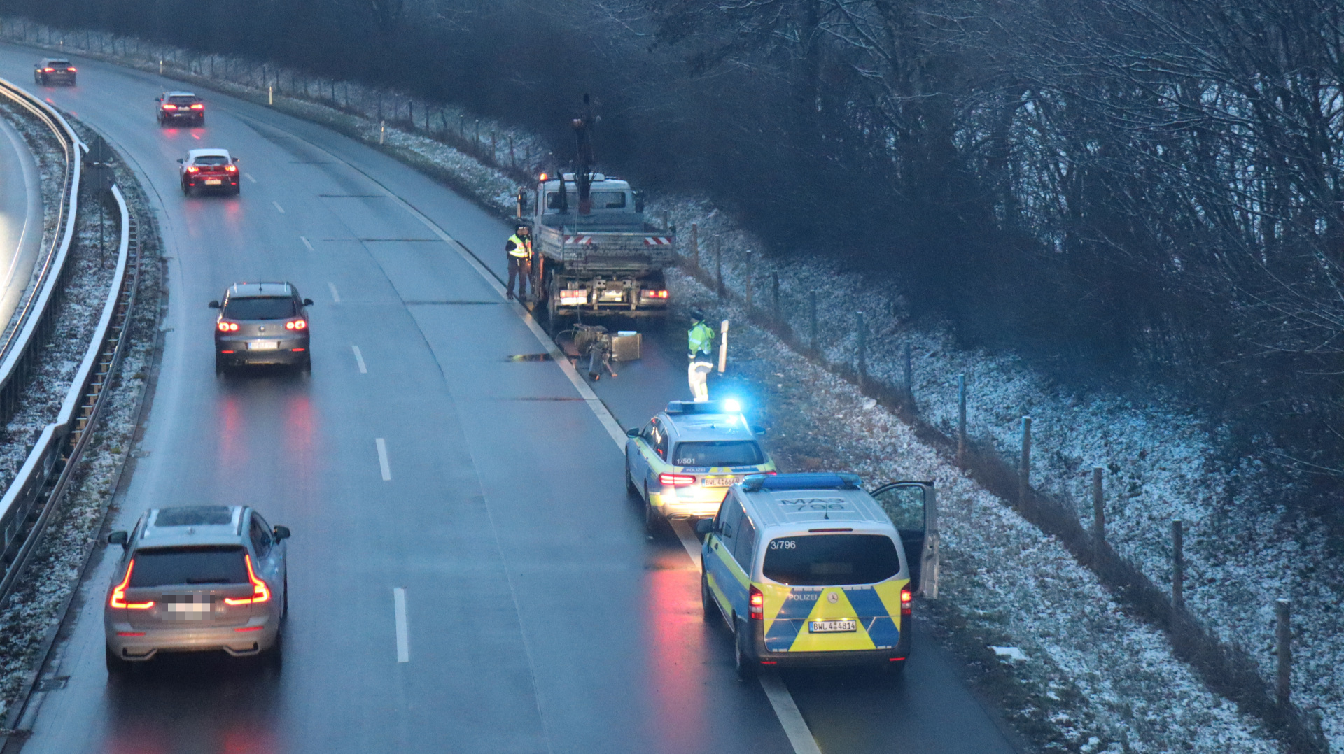 Weinheim: Loading crane extended too far - | Truck collides with bridge on ...