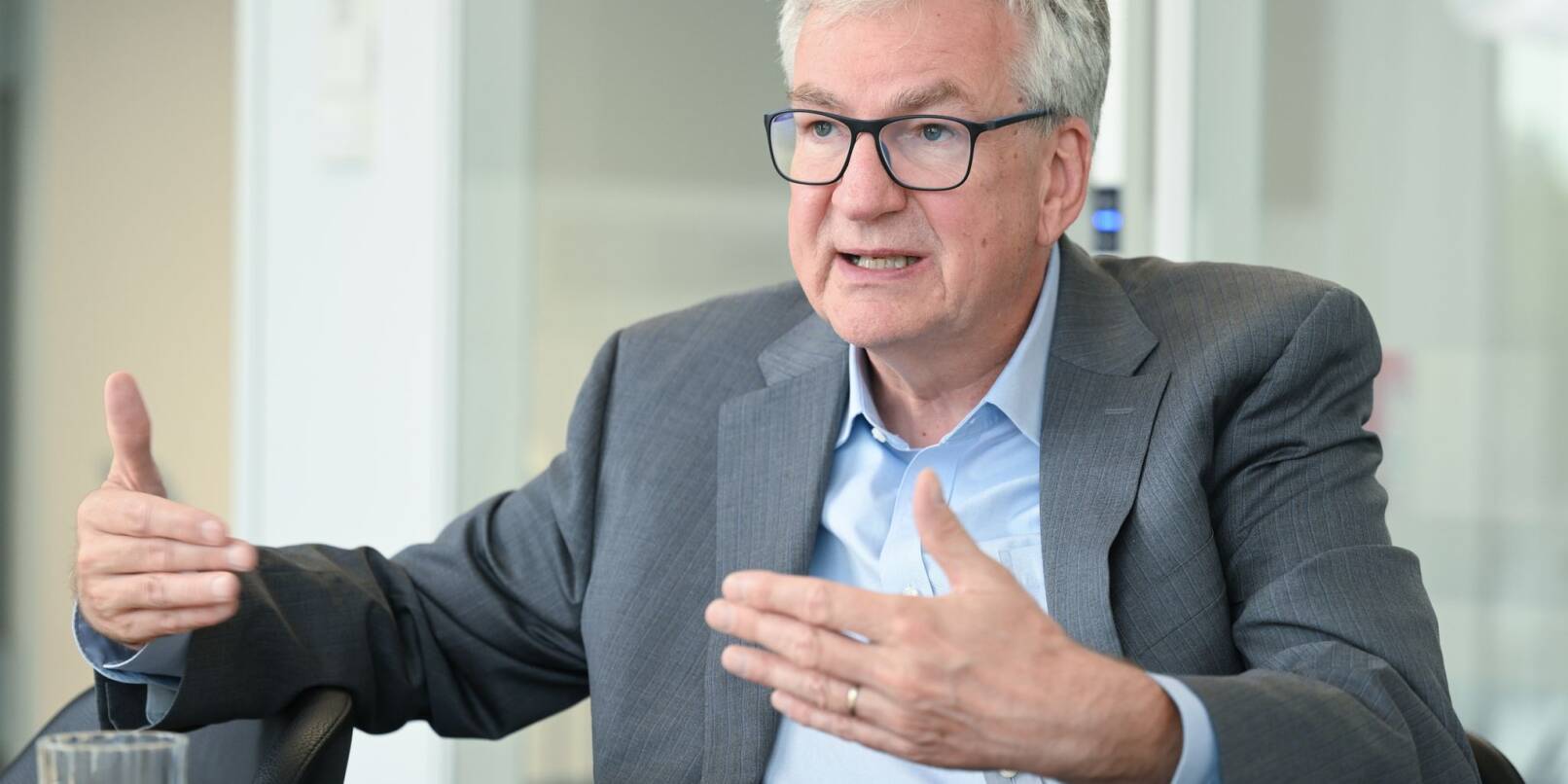Martin Daum, Vorstandsvorsitzender des Nutzfahrzeugherstellers Daimler Truck, spricht bei einem Interview in der Firmenzentrale bei Stuttgart.