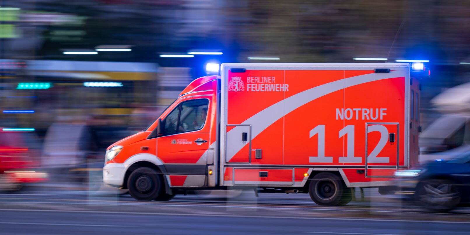 Ein Rettungswagen der Berliner Feuerwehr fährt mit Blaulicht zu einem Einsatz.