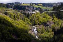 Blick in 120 Meter Tiefe: Brücke überspannt Wasserfälle 
