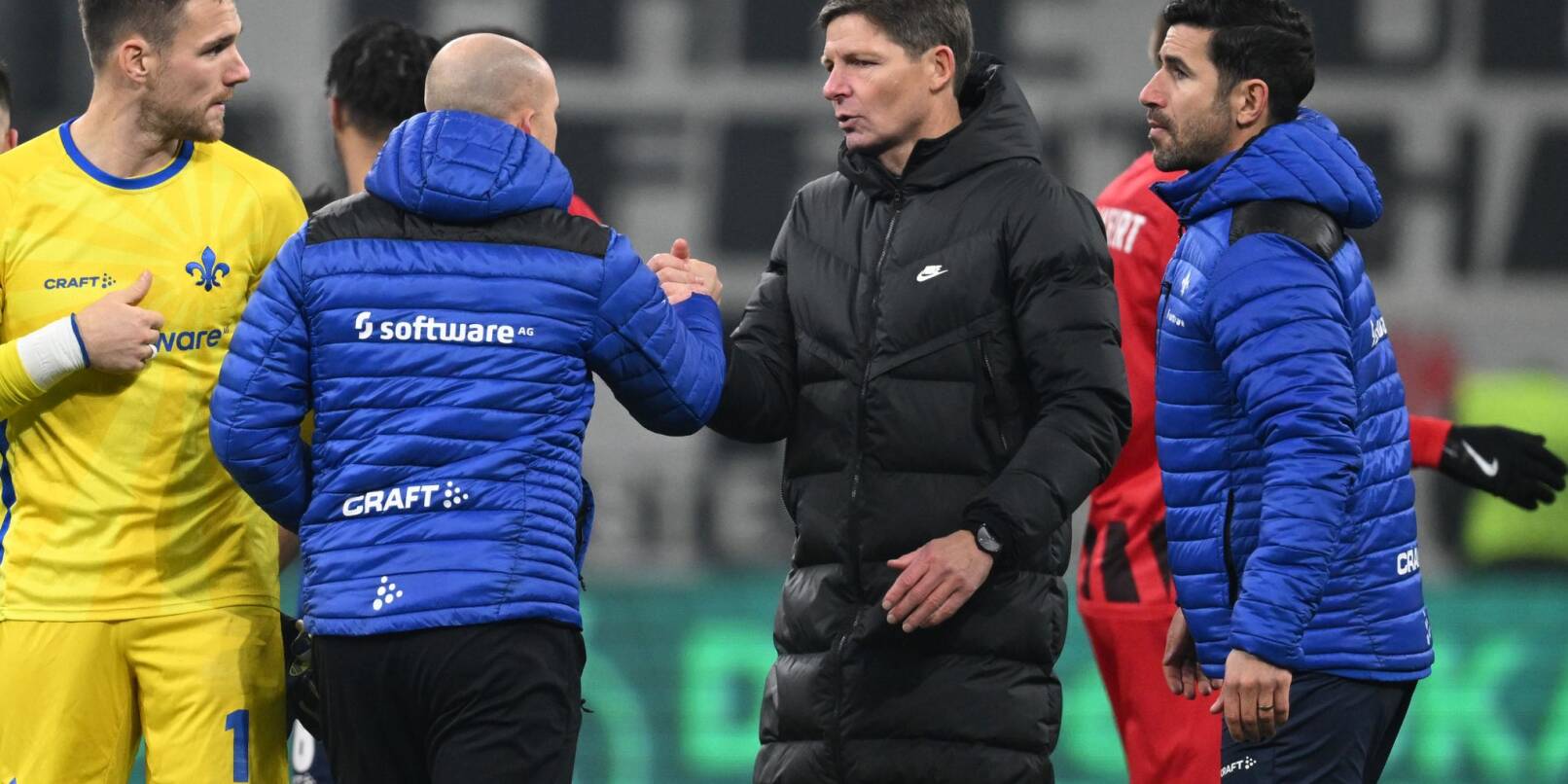Frankfurts Trainer Oliver Glasner (r) und Darmstadts Trainer Torsten Lieberknecht umarmen sich nach dem Spiel.