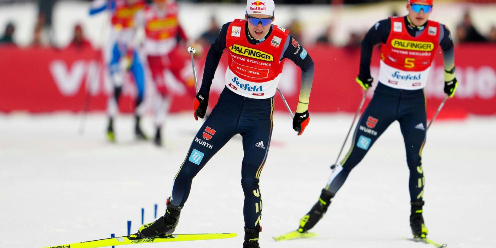 Vinzenz Geiger (l) und Julian Schmid siegten gemeinsam im Teamsprint beim Weltcup in Lahti.