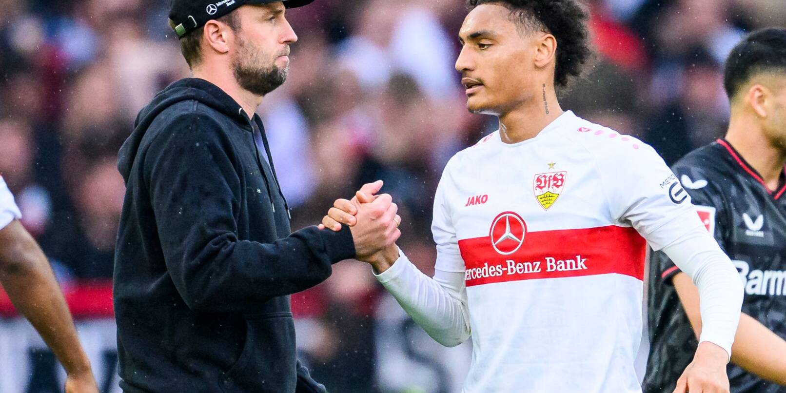 Stuttgarts Trainer Sebastian Hoeneß (l) und Stuttgarts Enzo Millot (r) nach dem Spiel. Stuttgarts Trainer Sebastian Hoeneß (l) und Stuttgarts Enzo Millot (r) nach dem Spiel.