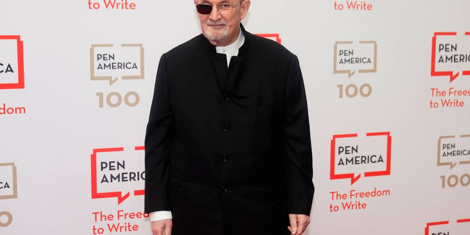 Der Schriftsteller Salman Rushdie kommt zur PEN America Literary Gala 2023 in New York.