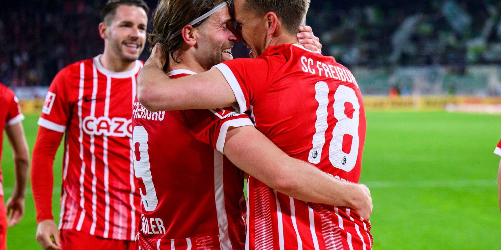 Freiburgs Nils Petersen (r) jubelt nach seinem Tor zum 2:0 mit Freiburgs Lucas Höler (l). Freiburgs Nils Petersen (r) jubelt nach seinem Tor zum 2:0 mit Freiburgs Lucas Höler (l).