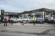 Auto kracht gegen sieben Neuwagen: 130.000 Euro Schaden
