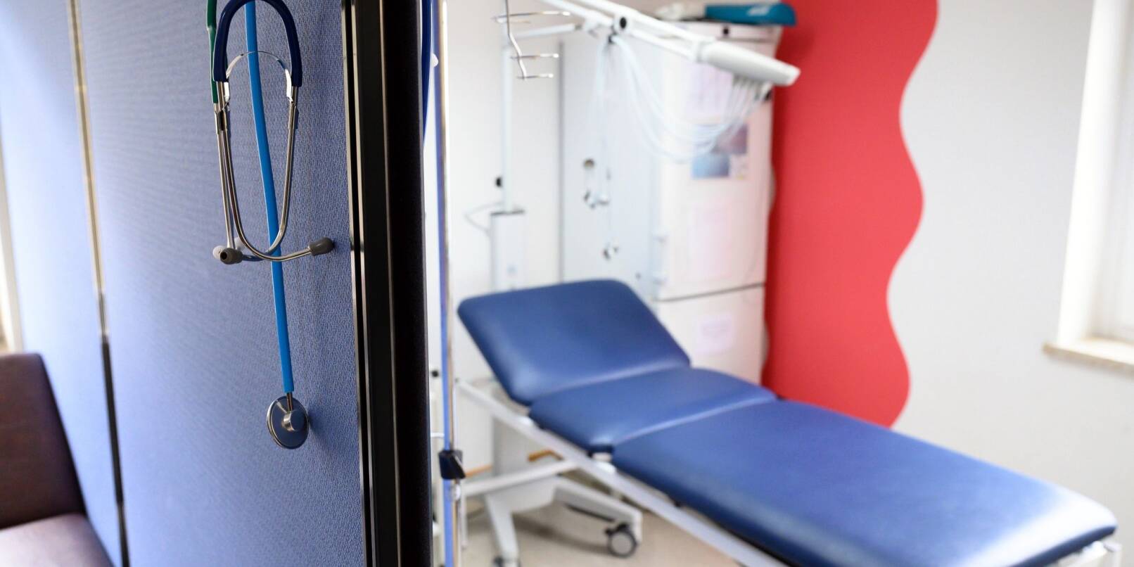 Stethoskope hängen im Behandlungszimmer einer Hausarztpraxis.