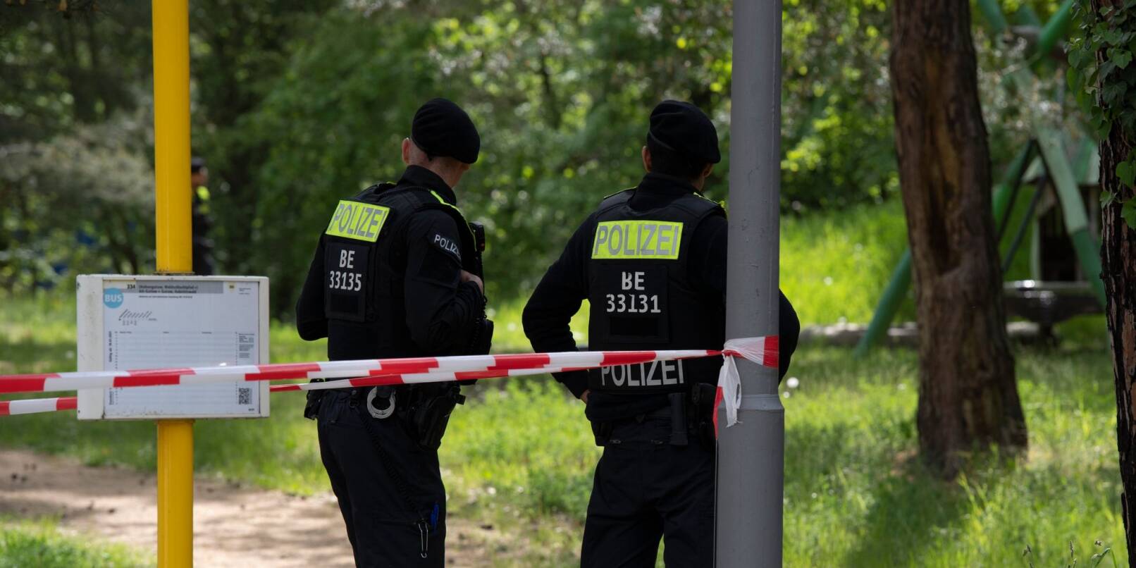 Polizeibeamte untersuchten am 16. Mai den Tatort in Berlin-Gatow.