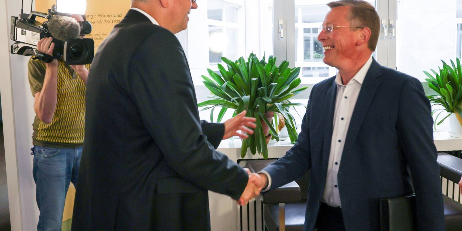 Spitzenkandidat Frank Imhoff (CDU) und Bürgermeister Andreas Bovenschulte (SPD) begrüßen einander vor Beginn der Sondierungsgespräche zwischen beiden Parteien.