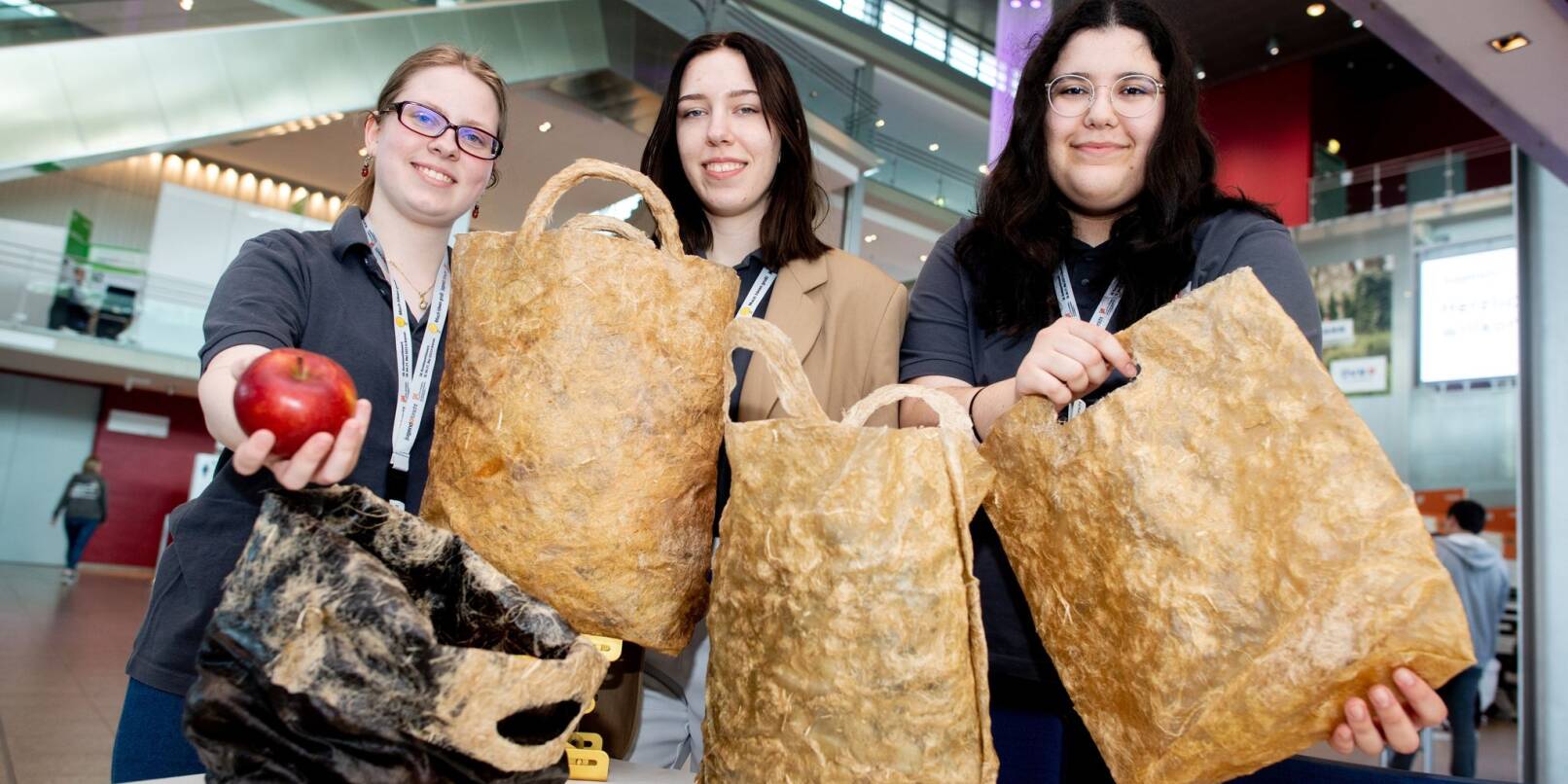 Anja Armstrong (l-r), Jennifer Boronowska und Seyma Celik stellen bei «Jugend forscht» ihre kompostierbaren Einwegtüten vor.