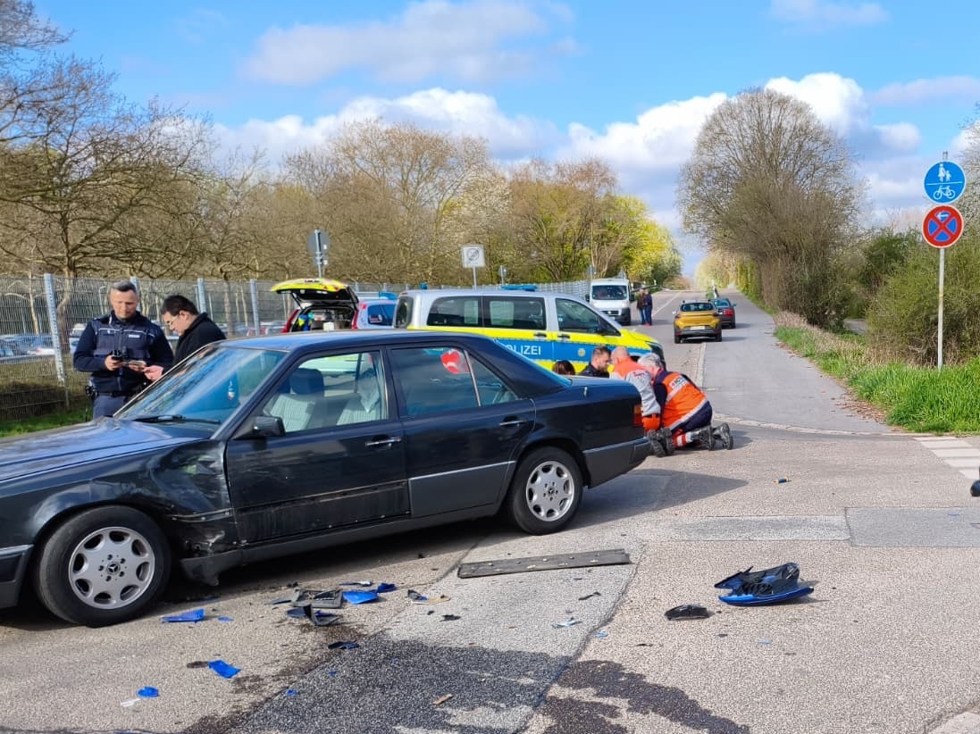 Weinheim: Über Auto geschleudert – 17-jähriger Rollerfahrer schwer ...