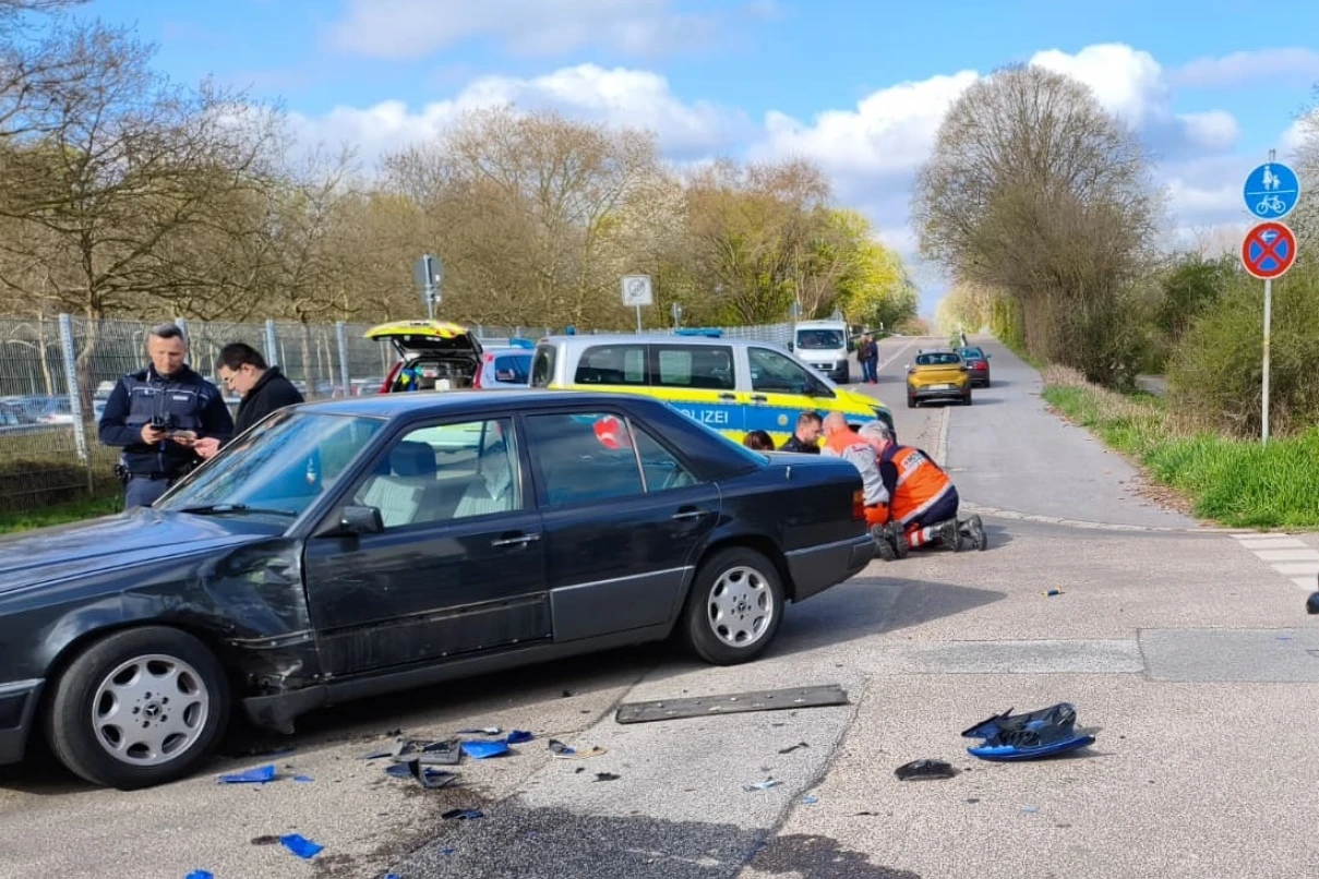 Weinheim: Über Auto geschleudert – 17-jähriger Rollerfahrer schwer ...