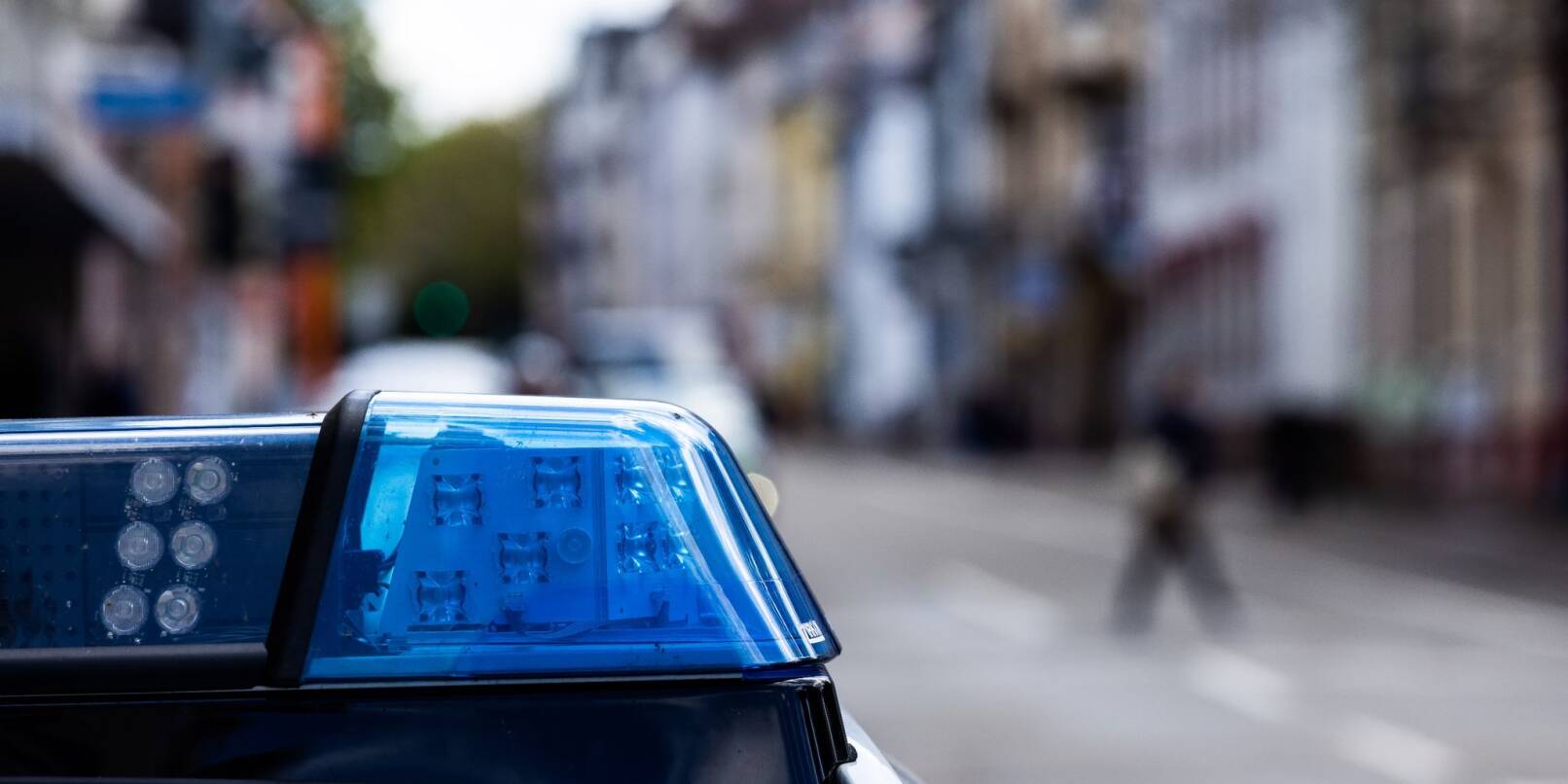 Ein Einsatzfahrzeug der Polizei steht am Straßenrand. Ein Einsatzfahrzeug der Polizei steht am Straßenrand.