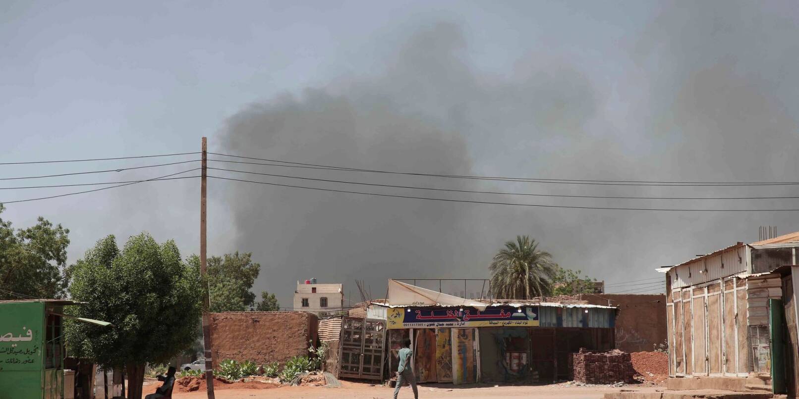 Trotz der vereinbarten Waffenruhe dauern die Kämpfe im Sudan an - hier zu sehen Rauch in der Hauptstadt Khartum Anfang Mai.