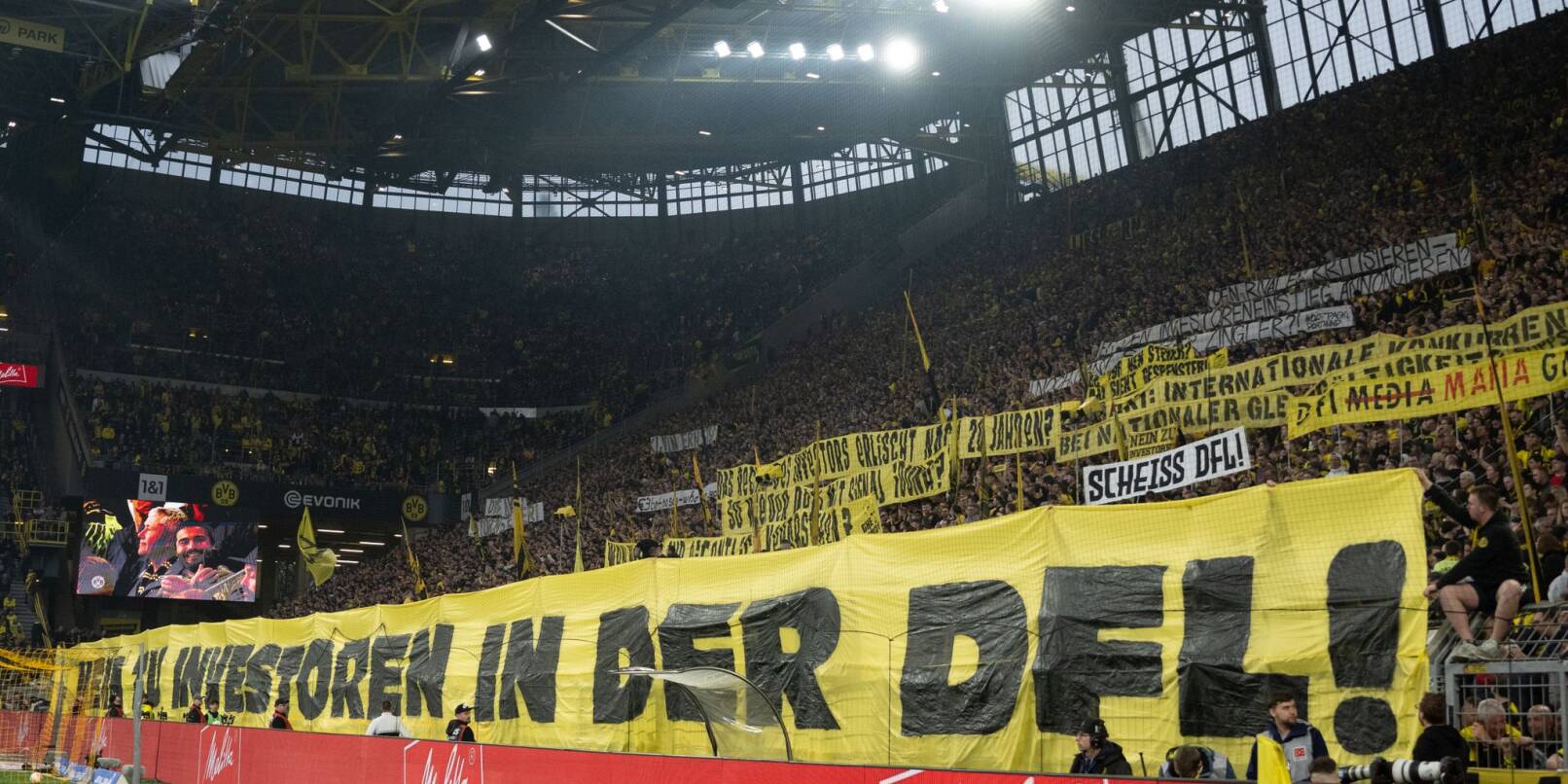 Dortmunds Fans protestieren mit einem Banner gegen Investoren in der DFL.
