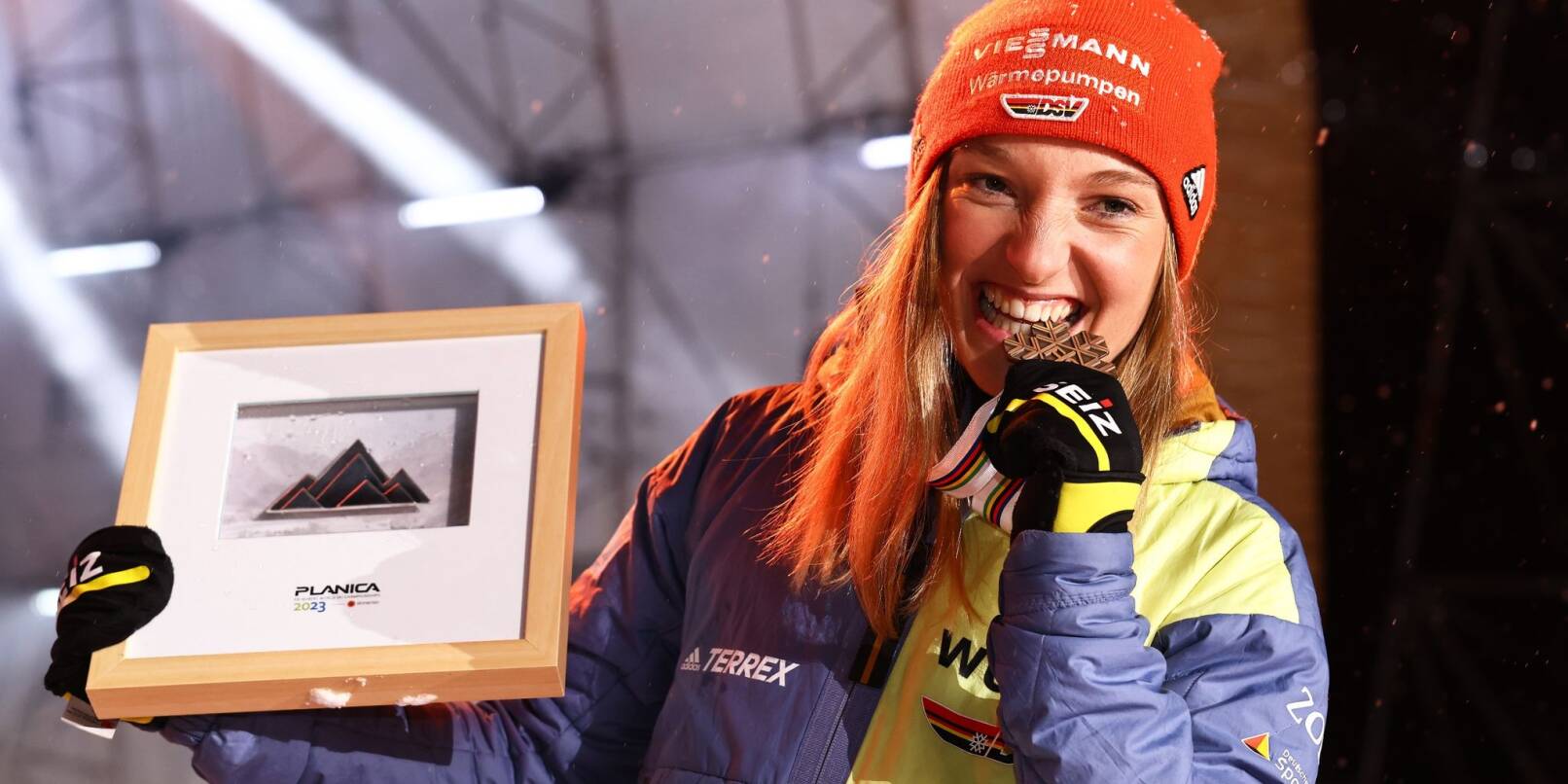 Katharina Althaus freut sich über ihre Bronzemedaille.