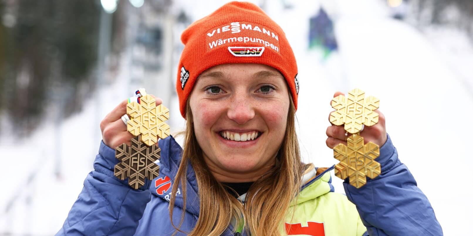 Skispringerin Katharina Althaus zeigt ihr Medaillenset aus Planica, bestehend aus drei Goldmedaillen und einer Bronzemedaille.
