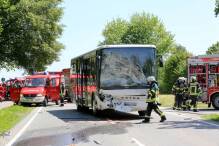 Schulbus rammt Auto: Sechs Kinder und eine Frau verletzt
