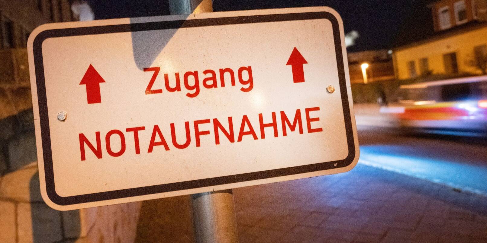Der Schriftzug «Zugang Notaufnahme» hängt vor einem Gebäude einer Klinik. Der Schriftzug «Zugang Notaufnahme» hängt vor einem Gebäude einer Klinik.