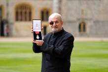Salman Rushdie erhält Verdienstmedaille auf Schloss Windsor
