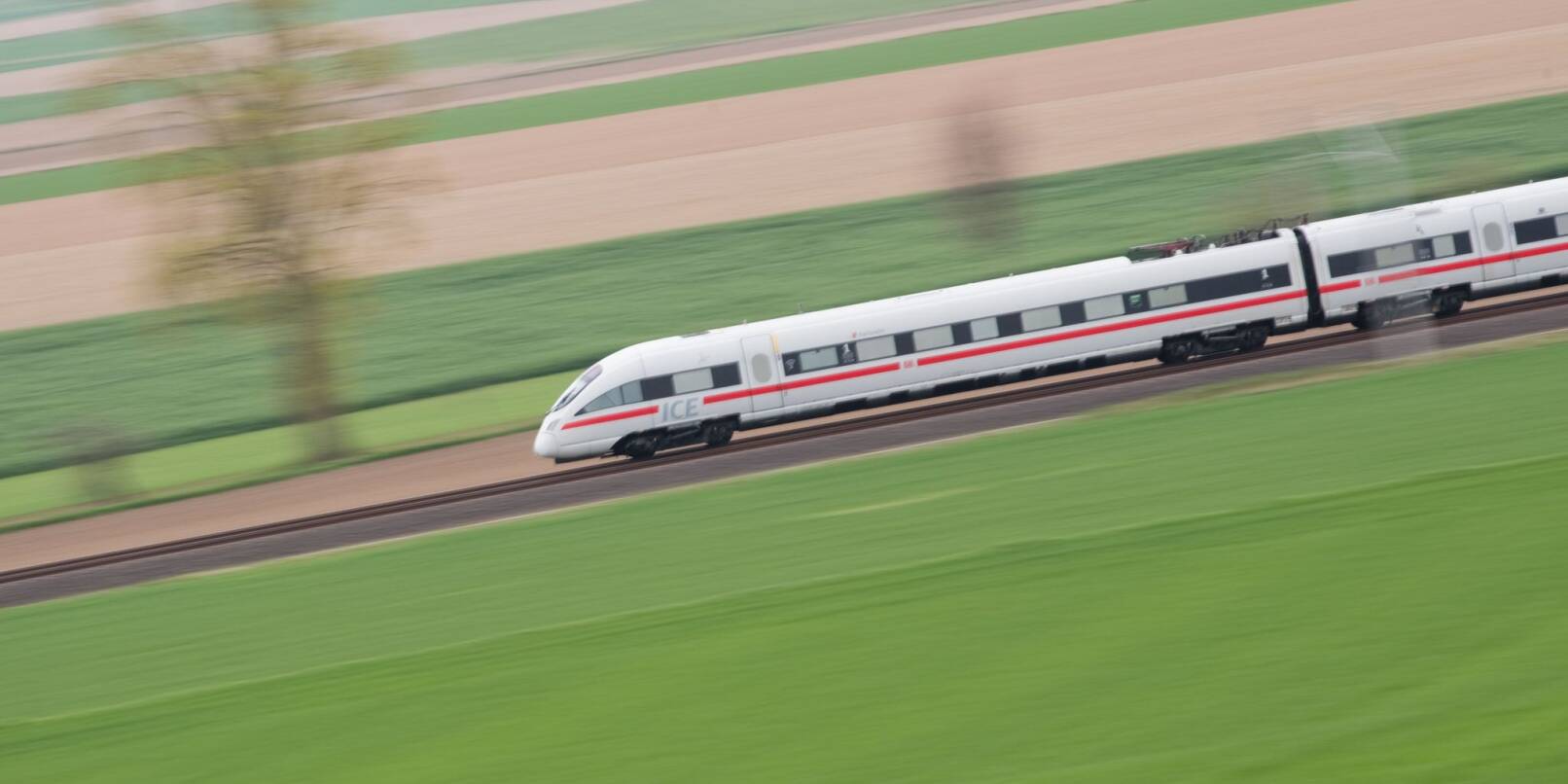 Ein ICE T der Deutschen Bahn fährt auf der ICE Trasse zwischen Hildesheim und Berlin (Aufnahme mit langer Verschlusszeit).